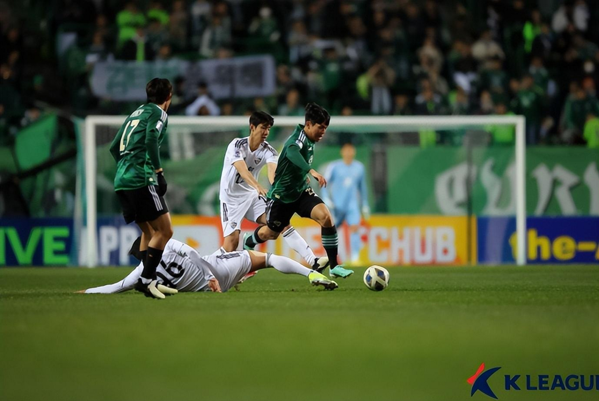 包含韩国队凭借精湛技术在足球场上取得胜利的词条