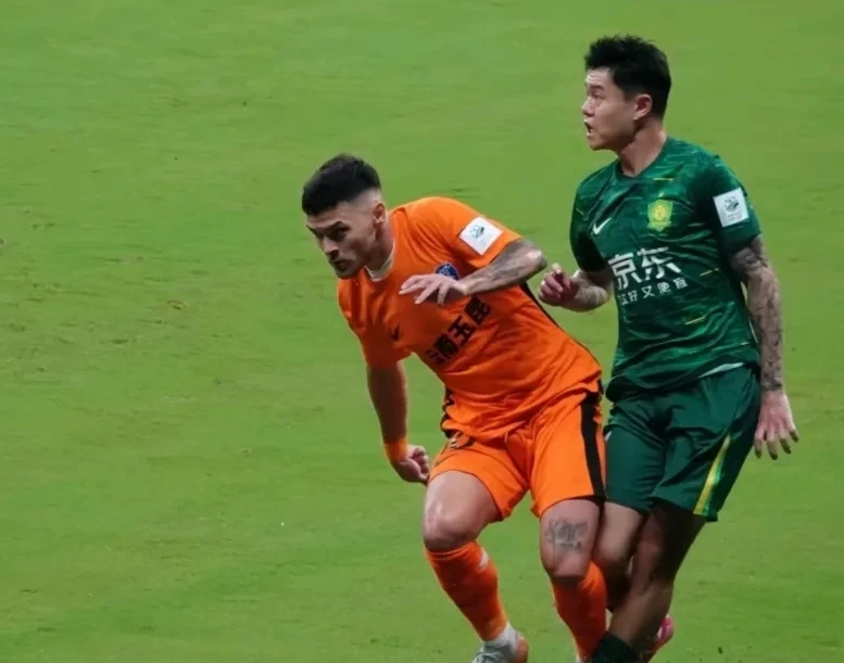 前场射手破门得分，助球队取得胜利(射门技术最好的前锋)