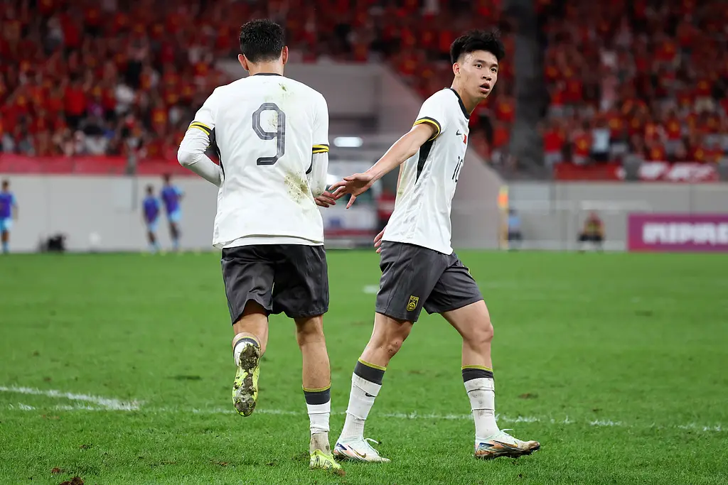 关于国内足球队在国际赛场中惨遭挫败，形势严峻的信息