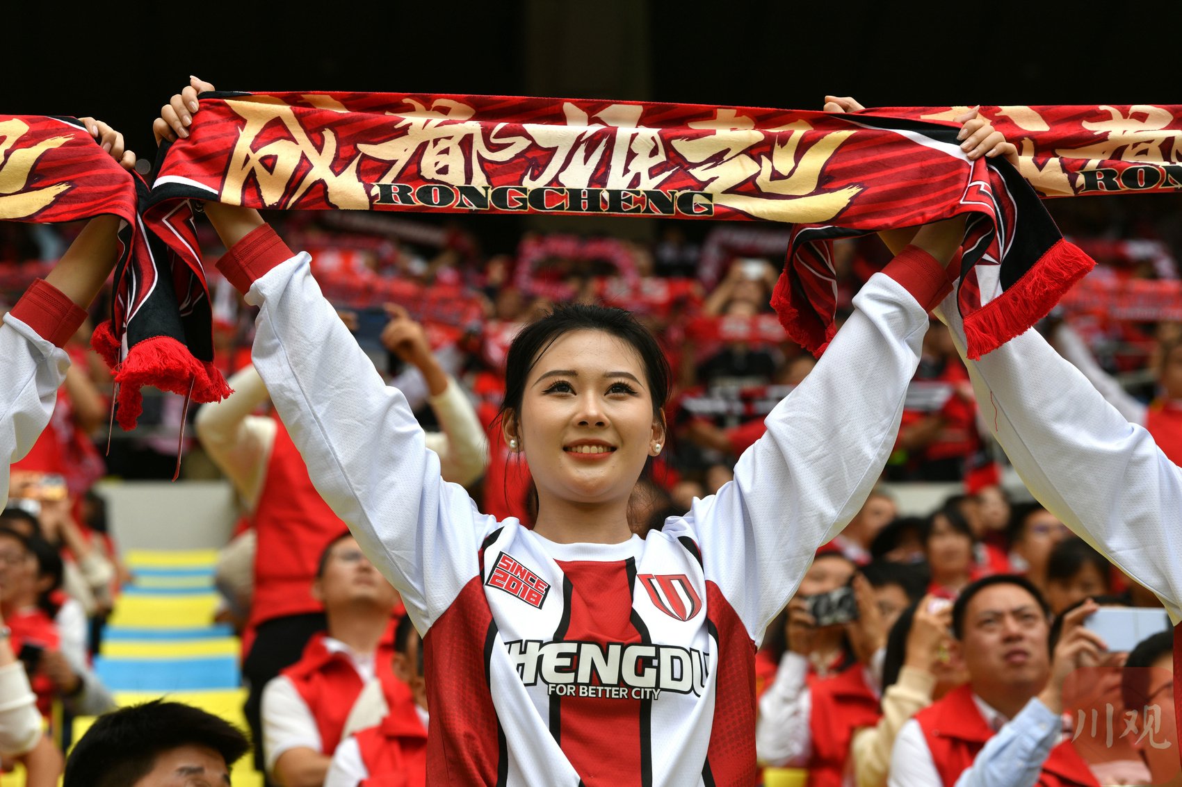 激动人心的足球比赛赢得球迷掌声